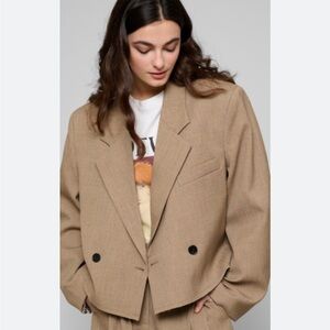 Dani Cropped Boxy Blazer in Brown-BESTSELLER
M